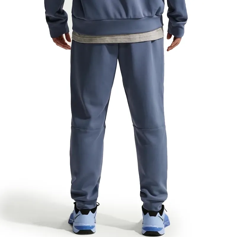Detalhe lateral da calça jogger masculina azul com bolso seguro e acabamento liso